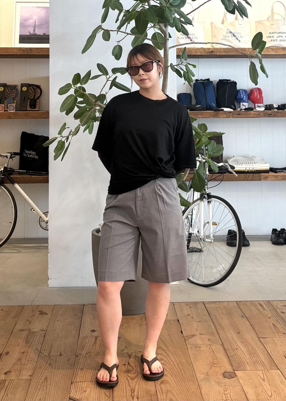 ブラウン系のサンダル、ブラック系のTシャツ/カットソー、ブラック系のハンドバッグを着用したレディースの春コーディネートの5枚目の写真