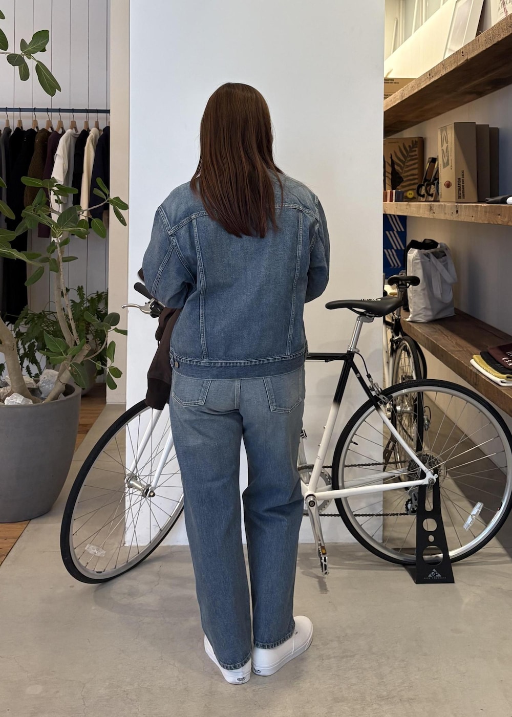 ブルー系のデニムジャケット、ブラウン系のその他アウター、ブルー系のデニムパンツを着用したレディースの冬コーディネートの4枚目の写真