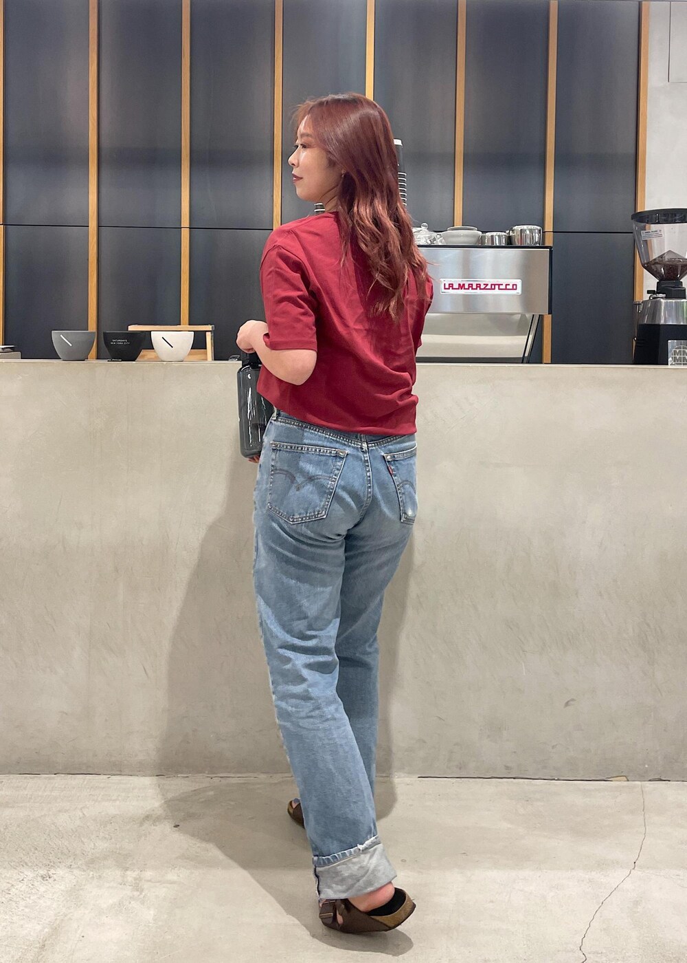 レッド系のTシャツ/カットソーを着用したレディースの夏コーディネートの2枚目の写真