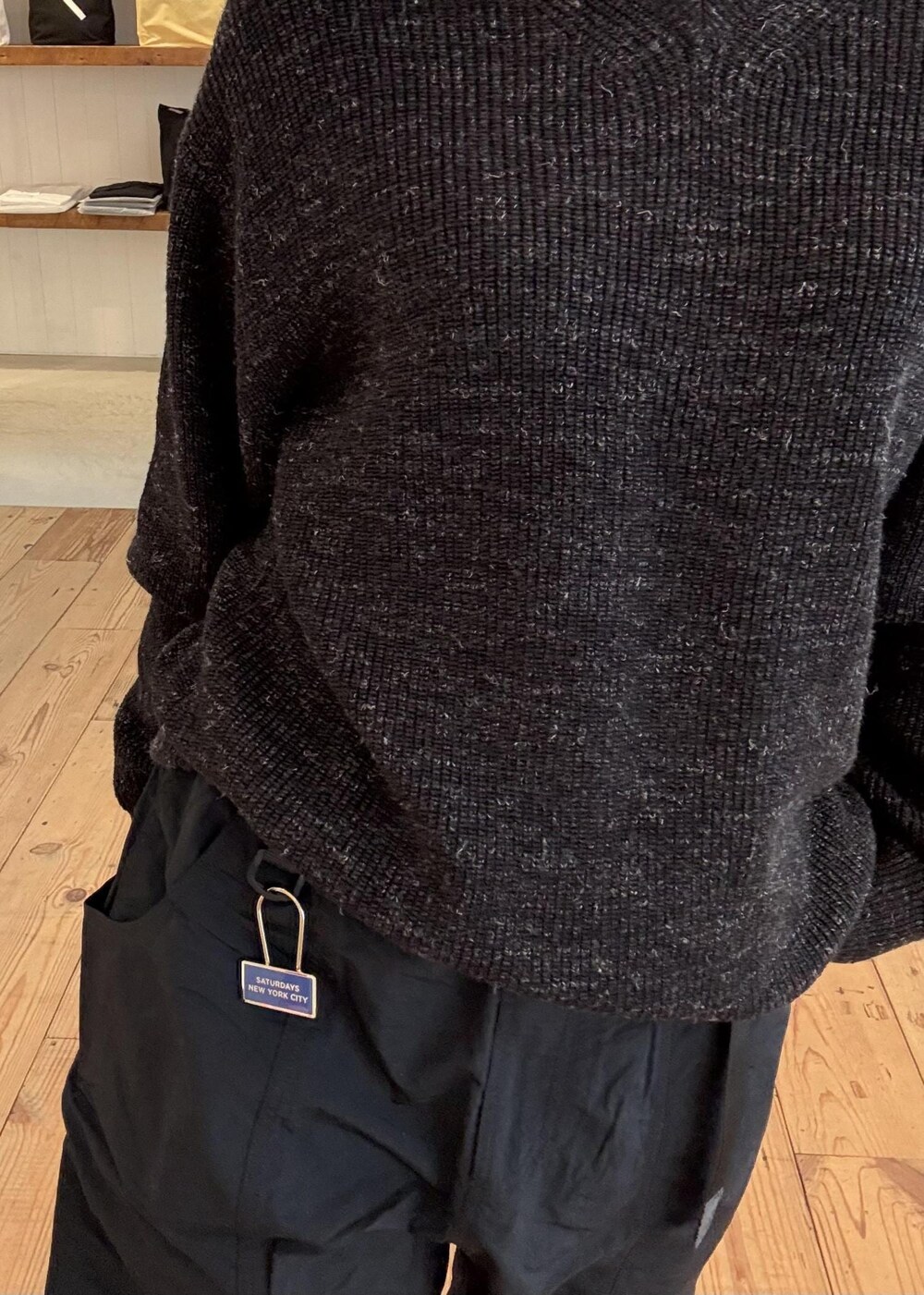 ブラック系のニット/セーター、ブラック系のその他パンツ、イエロー系のソックス/靴下を着用したレディースの春コーディネートの5枚目の写真