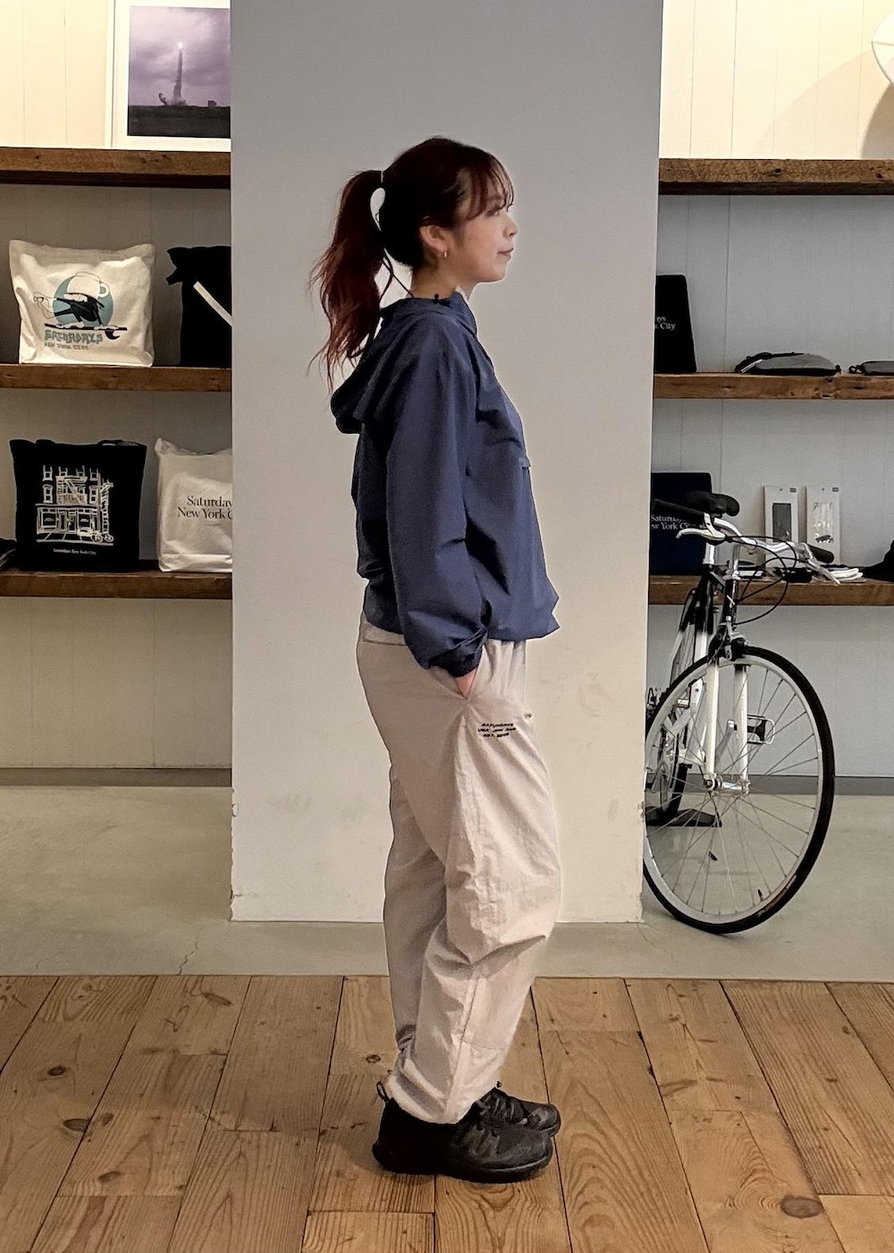 グレー系のその他パンツ、ブラック系のその他シューズを着用したレディースの春コーディネートの3枚目の写真