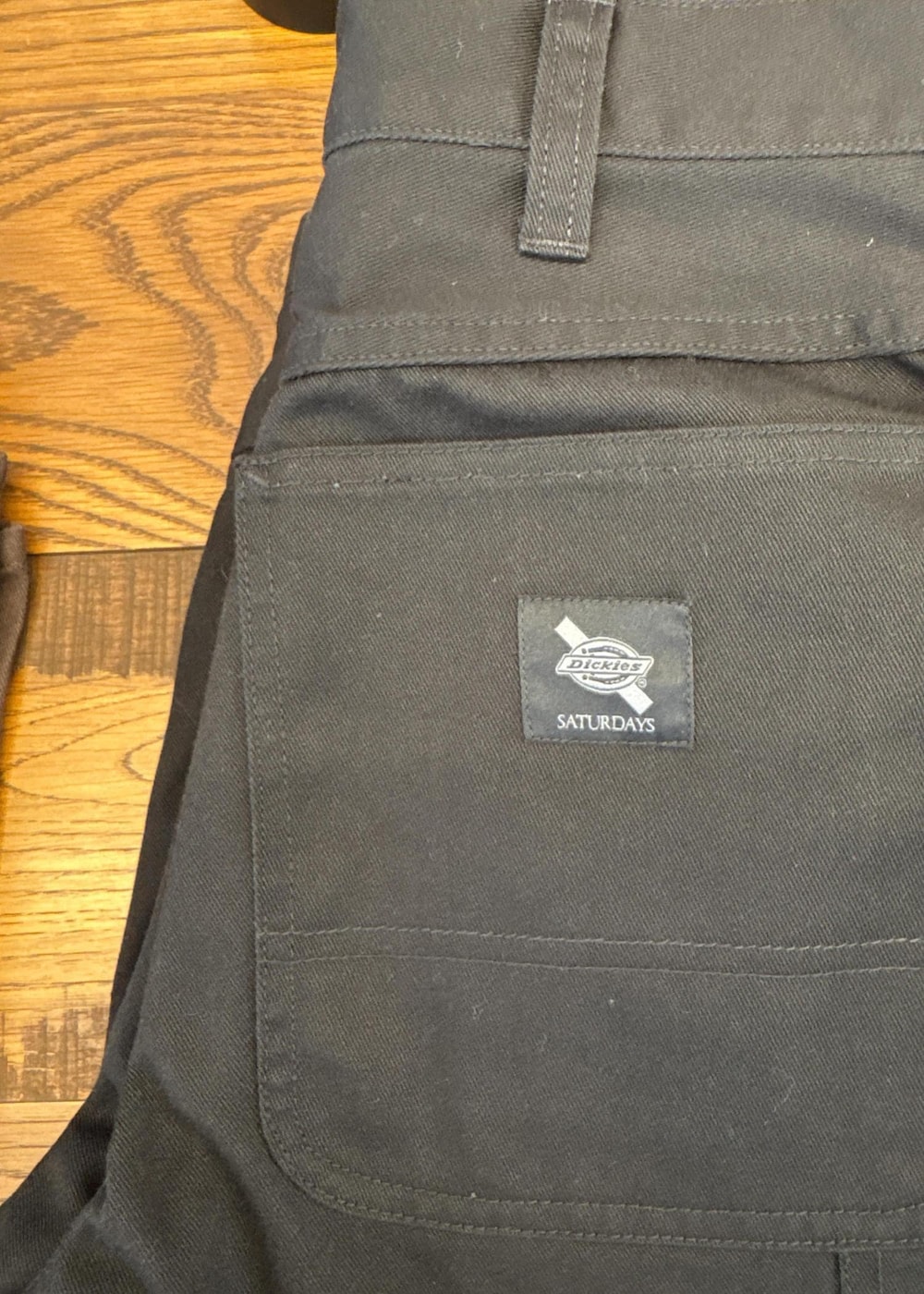 ブラック系のTシャツ/カットソー、ホワイト系のTシャツ/カットソー、ブラック系のその他パンツを着用したレディースの春コーディネートの6枚目の写真