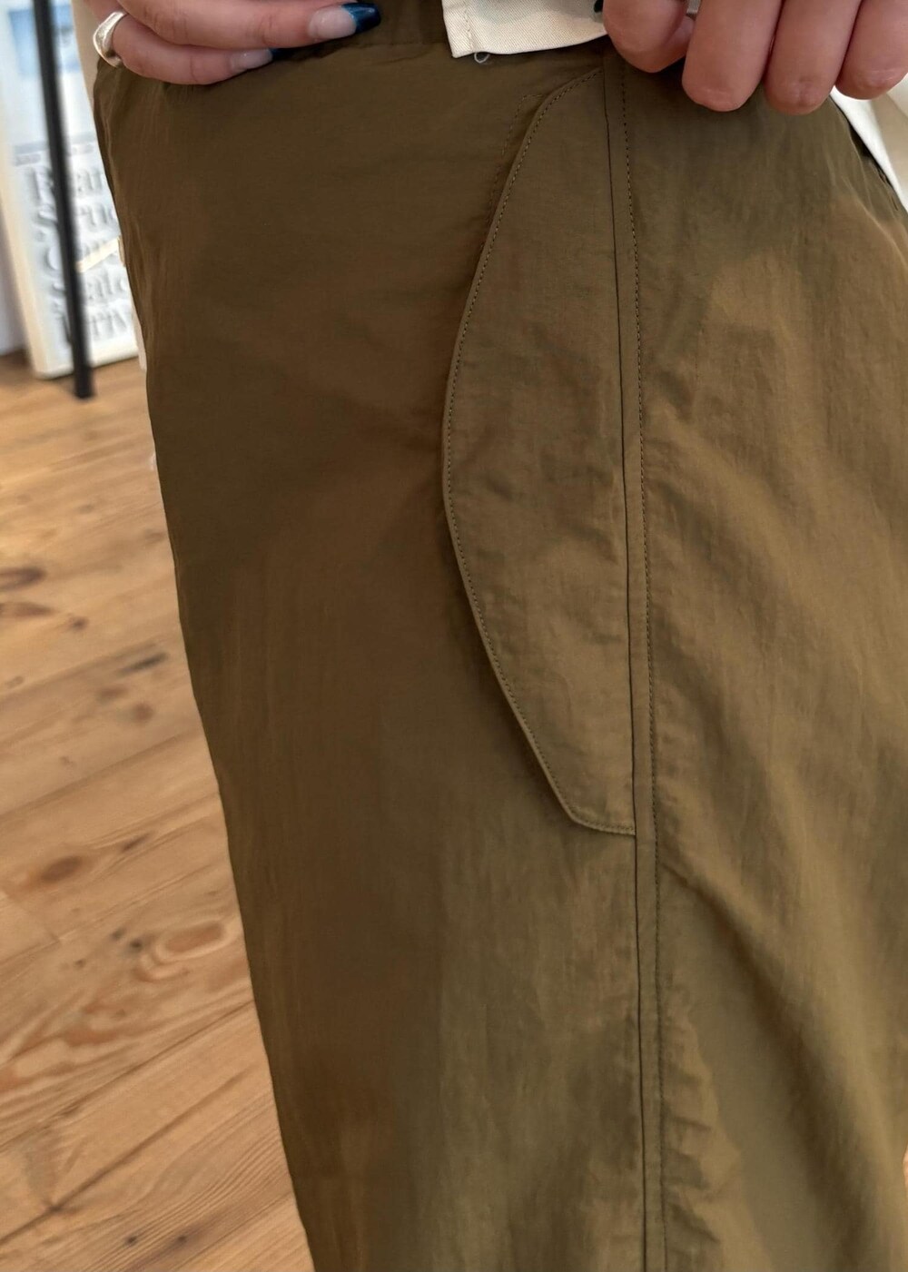 ホワイト系のシャツ/ブラウスを着用したレディースの夏コーディネートの7枚目の写真