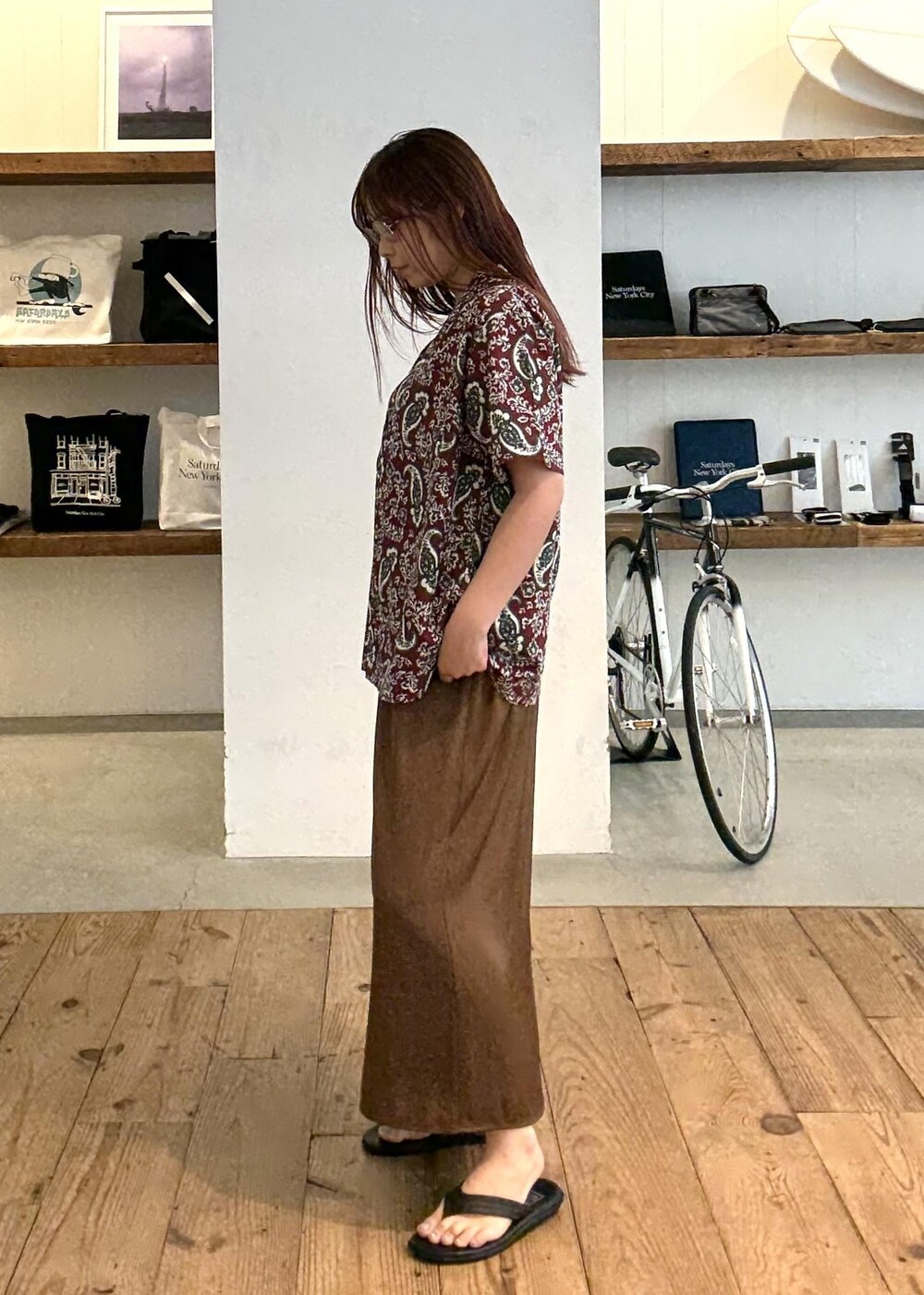 レッド系のシャツ/ブラウスを着用したレディースの夏コーディネートの3枚目の写真