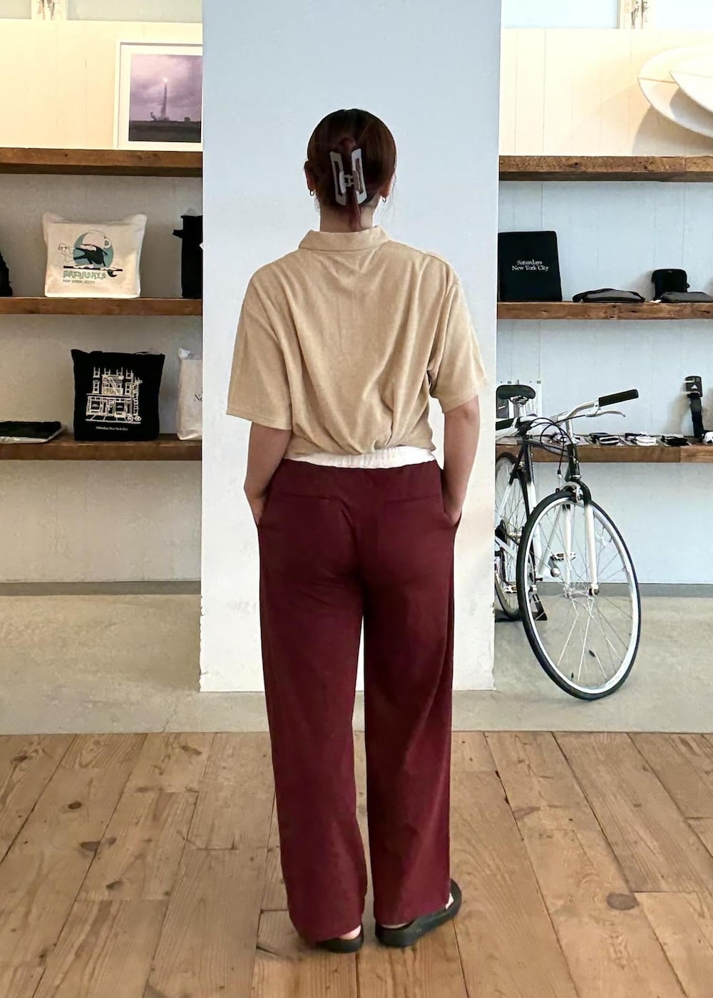 ベージュ系のポロシャツ、ブラック系のサンダル、レッド系のその他パンツを着用したレディースの夏コーディネートの4枚目の写真