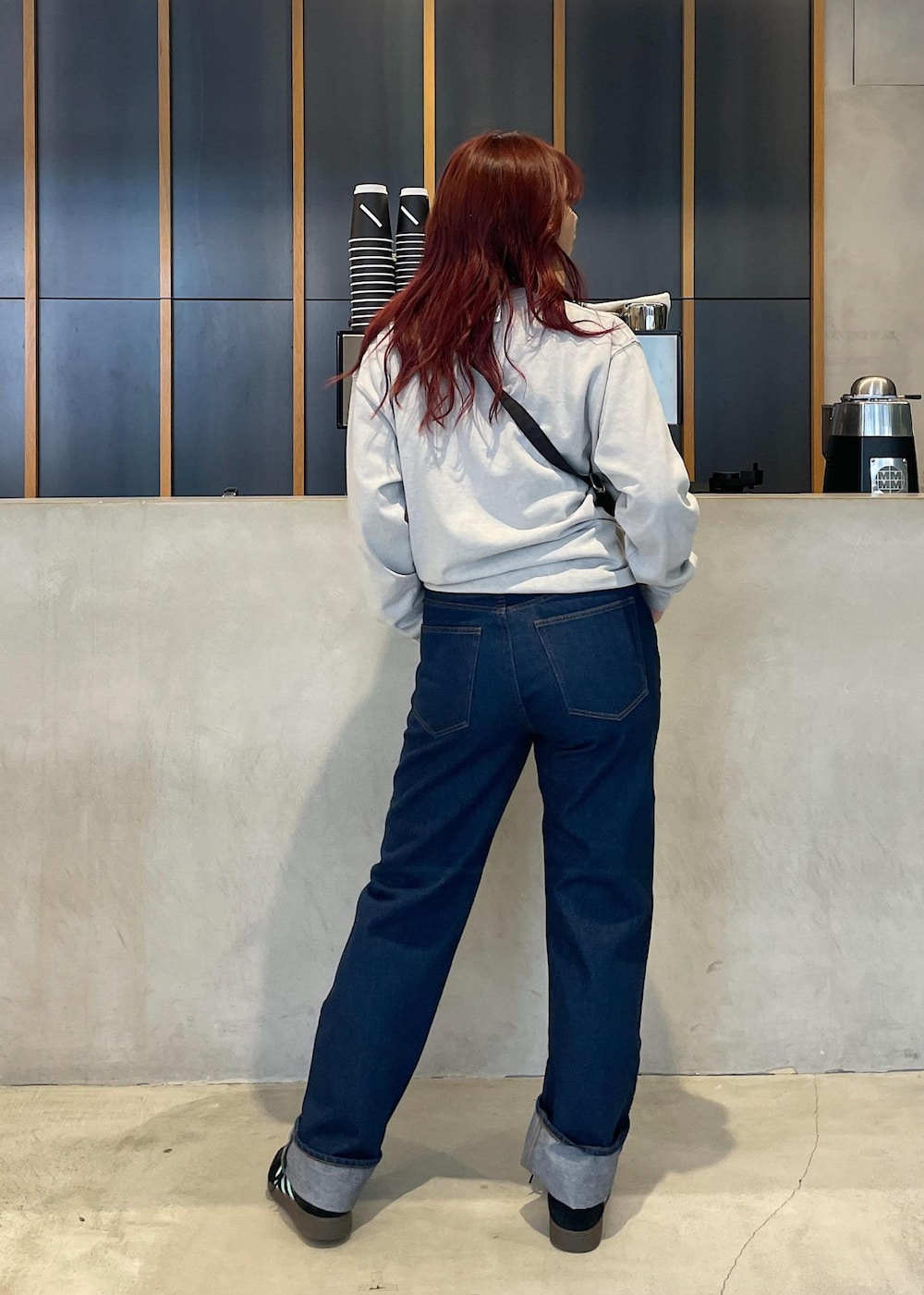 ブルー系のデニムパンツ、グレー系のTシャツ/カットソーを着用したレディースの秋コーディネートの2枚目の写真