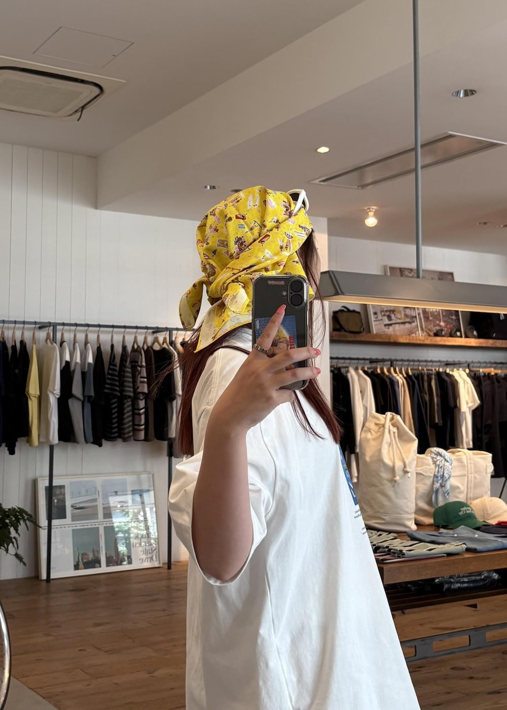 ブラック系のサンダル、ホワイト系のTシャツ/カットソー、レッド系のその他パンツを着用したレディースの夏コーディネートの7枚目の写真