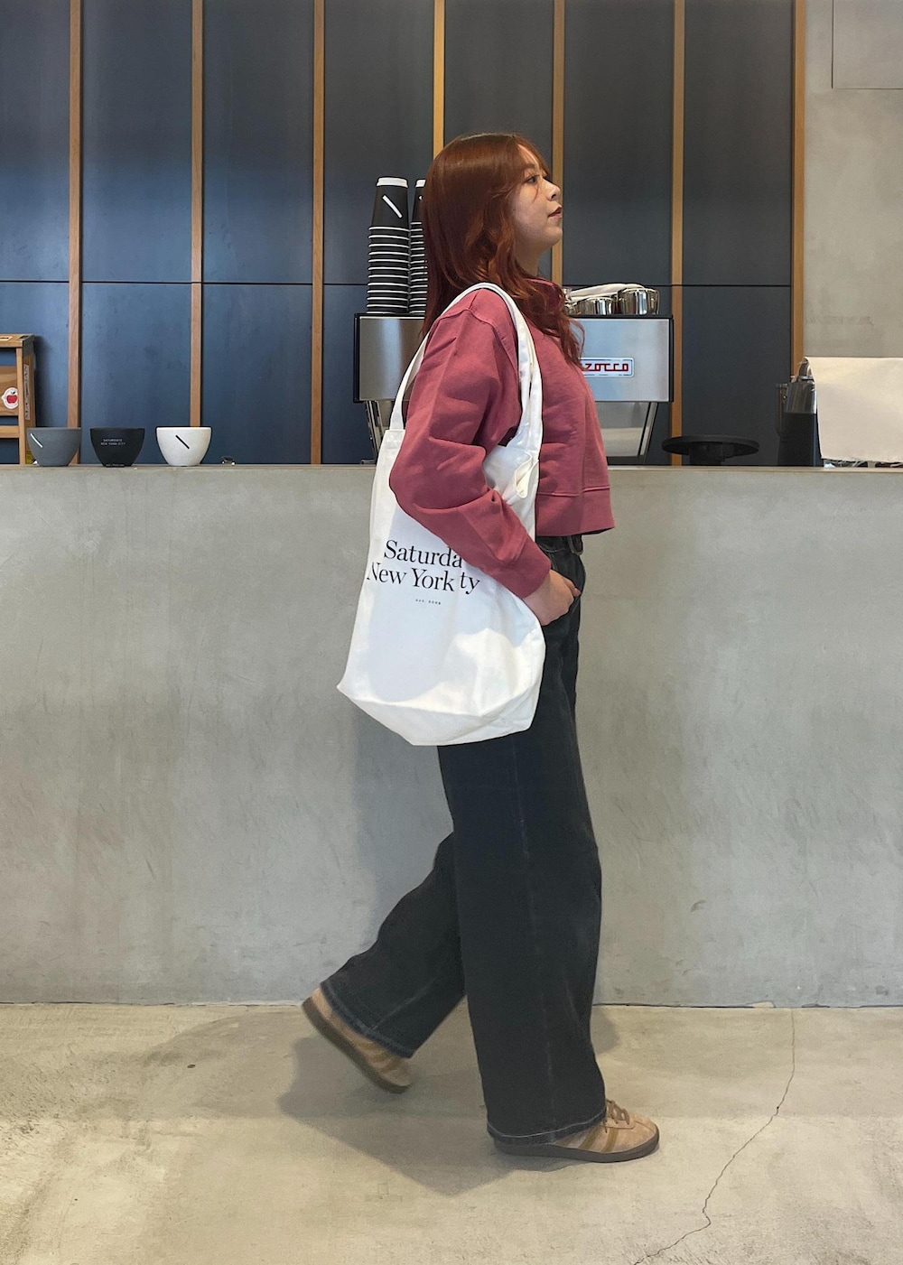 ホワイト系のトートバッグ、レッド系のスウェットを着用したレディースの夏コーディネートの4枚目の写真