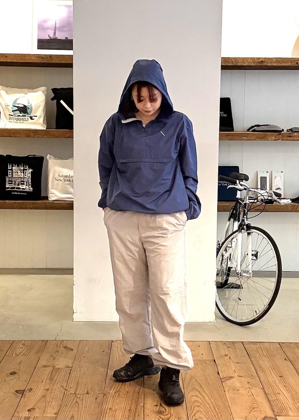 グレー系のその他パンツ、ブラック系のその他シューズを着用したレディースの春コーディネートの4枚目の写真