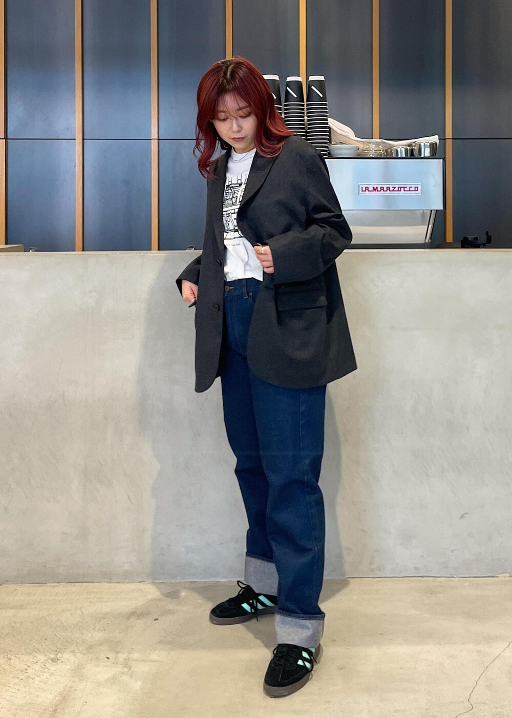 ブルー系のデニムパンツ、ホワイト系のTシャツ/カットソーを着用したレディースの秋コーディネートの2枚目の写真