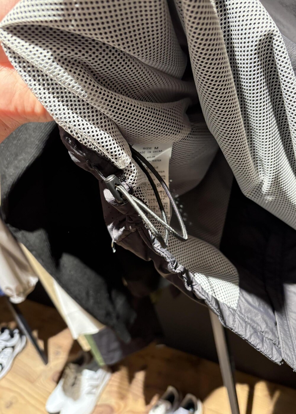 ホワイト系のTシャツ/カットソー、ブラック系のその他パンツを着用したレディースの夏コーディネートの9枚目の写真