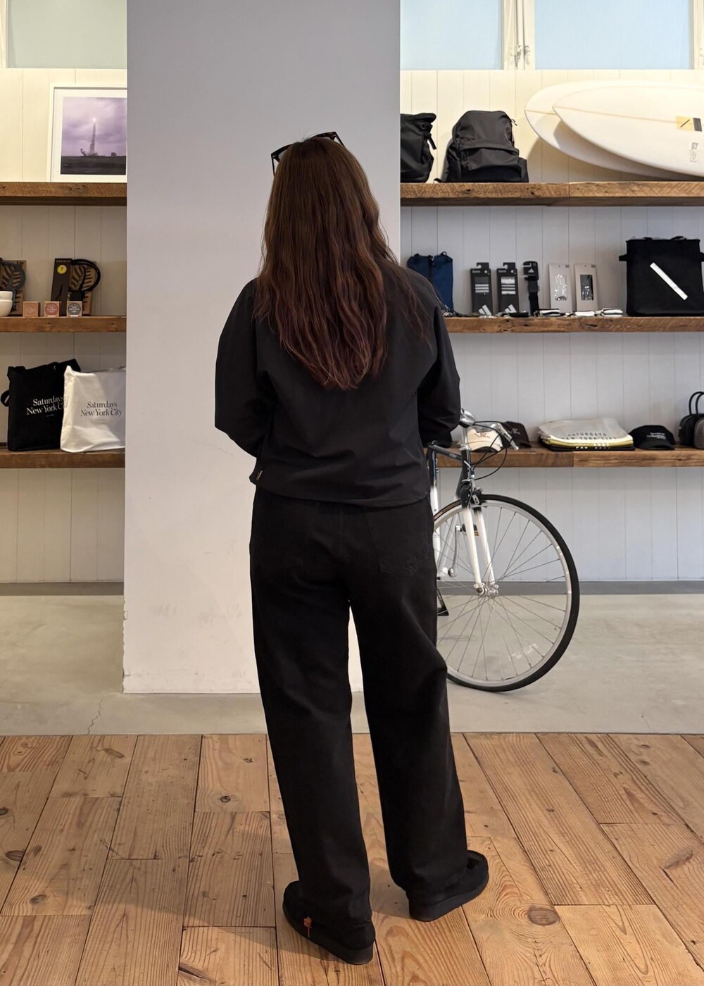 ブラック系のデニムパンツ、ホワイト系のセットアップ、その他のサングラスを着用したレディースの冬コーディネートの6枚目の写真