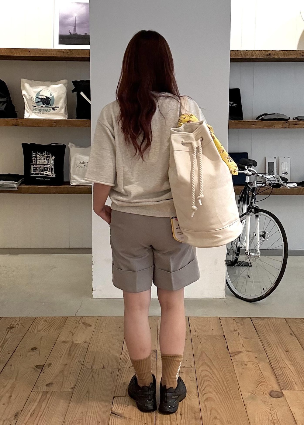 ブラック系のその他シューズ、グレー系のその他パンツ、イエロー系のソックス/靴下を着用したレディースの春コーディネートの5枚目の写真