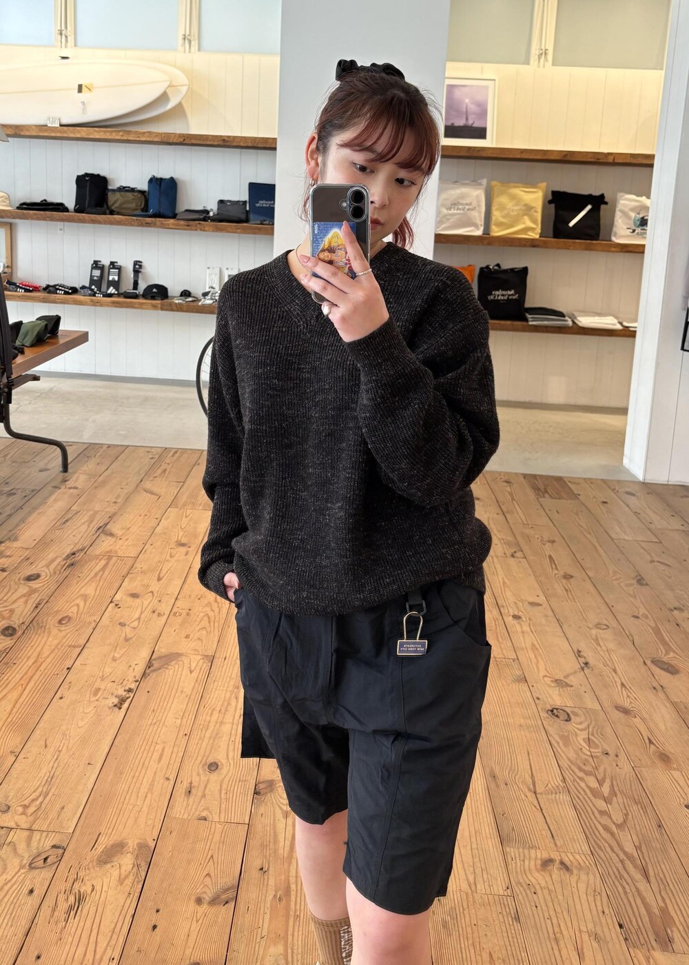 ブラック系のニット/セーター、ブラック系のその他パンツ、イエロー系のソックス/靴下を着用したレディースの春コーディネートの6枚目の写真