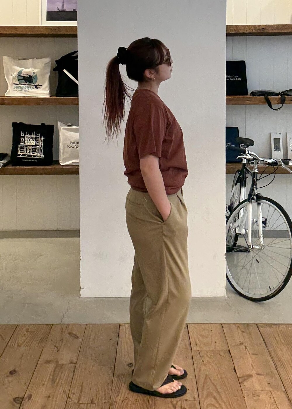 レッド系のTシャツ/カットソーを着用したレディースの春コーディネートの5枚目の写真