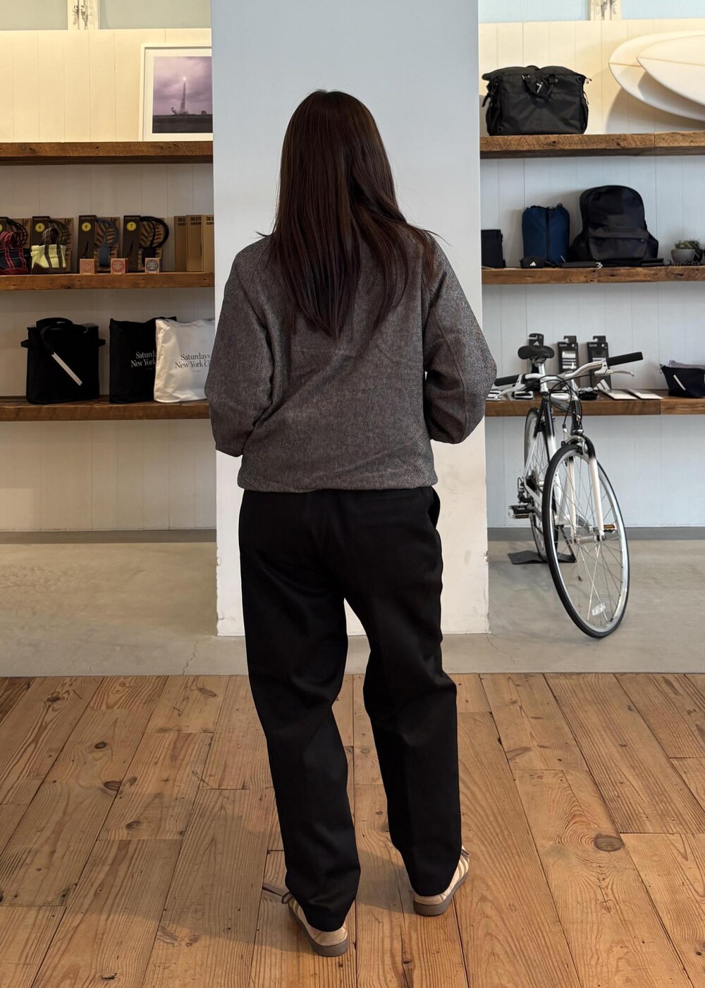 ブラック系のスラックスを着用したレディースの秋コーディネートの4枚目の写真