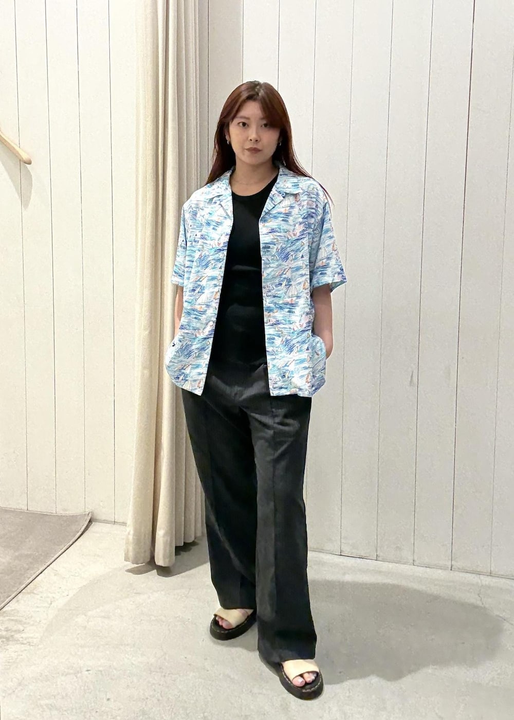 ブルー系のシャツ/ブラウスを着用したレディースの春コーディネートの2枚目の写真