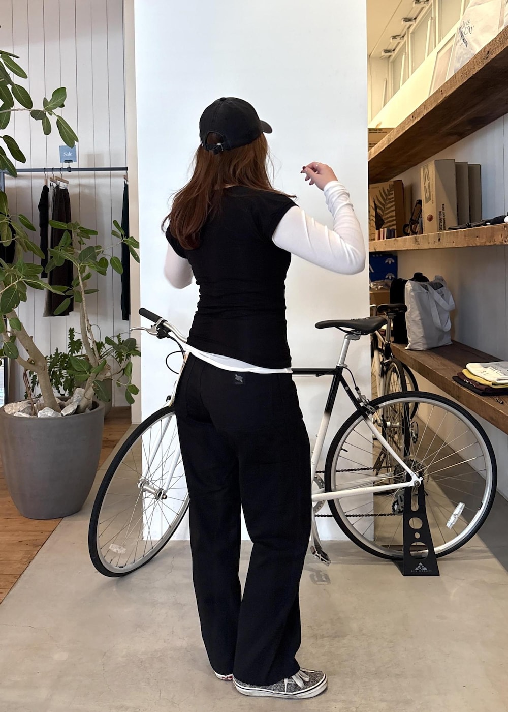 ブラック系のTシャツ/カットソー、ホワイト系のTシャツ/カットソー、ブラック系のその他パンツを着用したレディースの春コーディネートの2枚目の写真