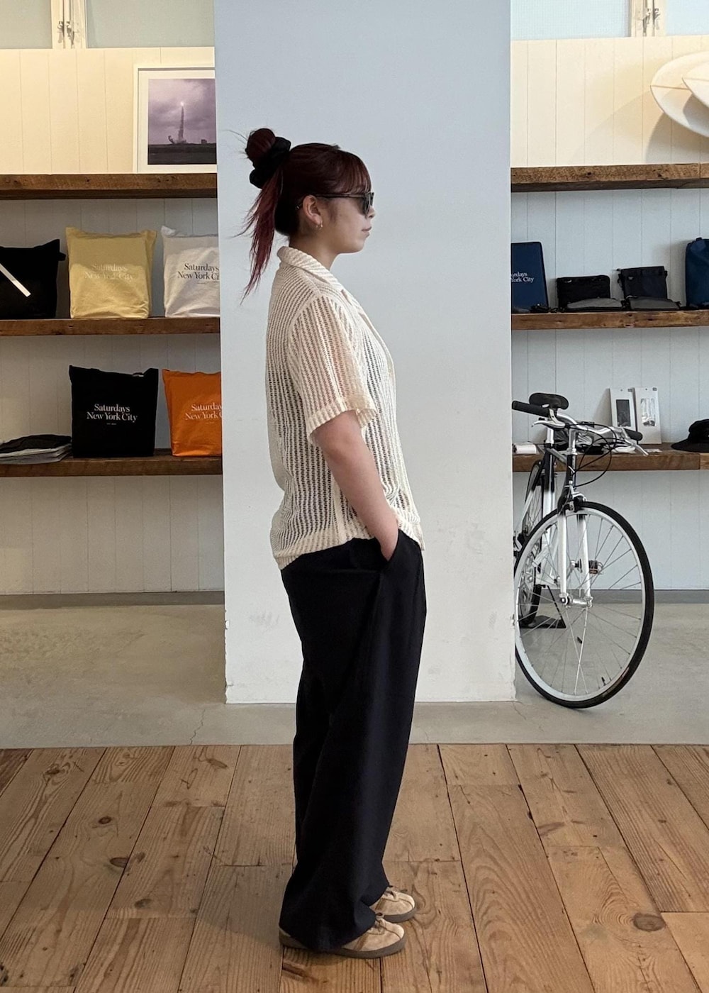 グレー系のサングラスを着用したレディースの春コーディネートの3枚目の写真