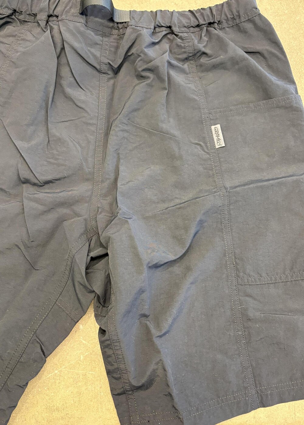 ブラック系のニット/セーター、ブラック系のその他パンツ、イエロー系のソックス/靴下を着用したレディースの春コーディネートの8枚目の写真