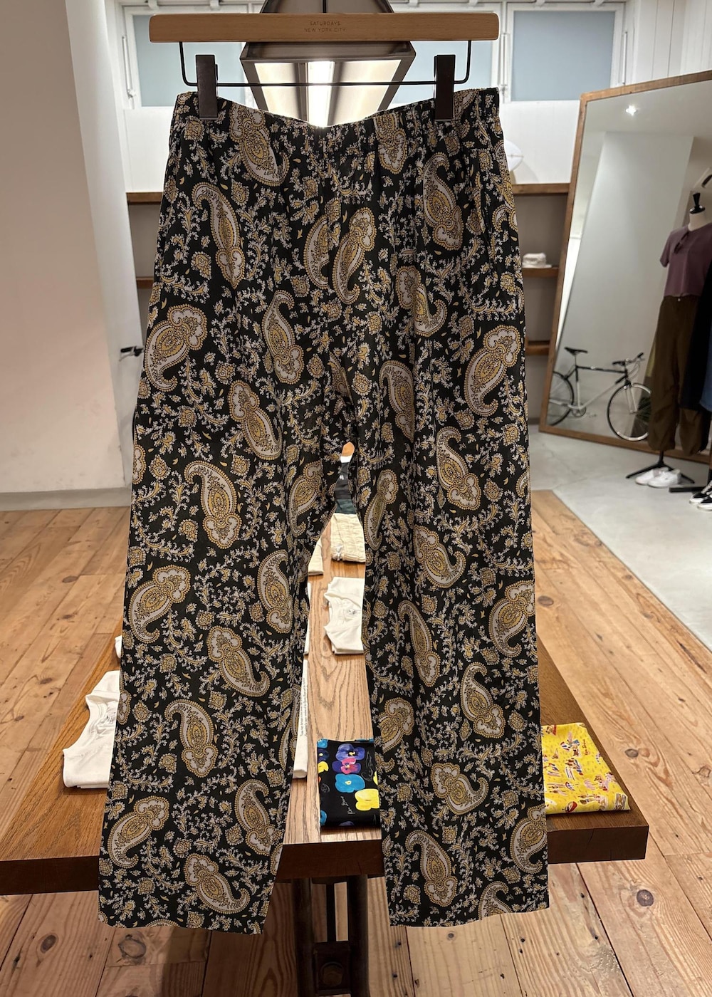 グリーン系のその他パンツを着用したレディースの夏コーディネートの5枚目の写真