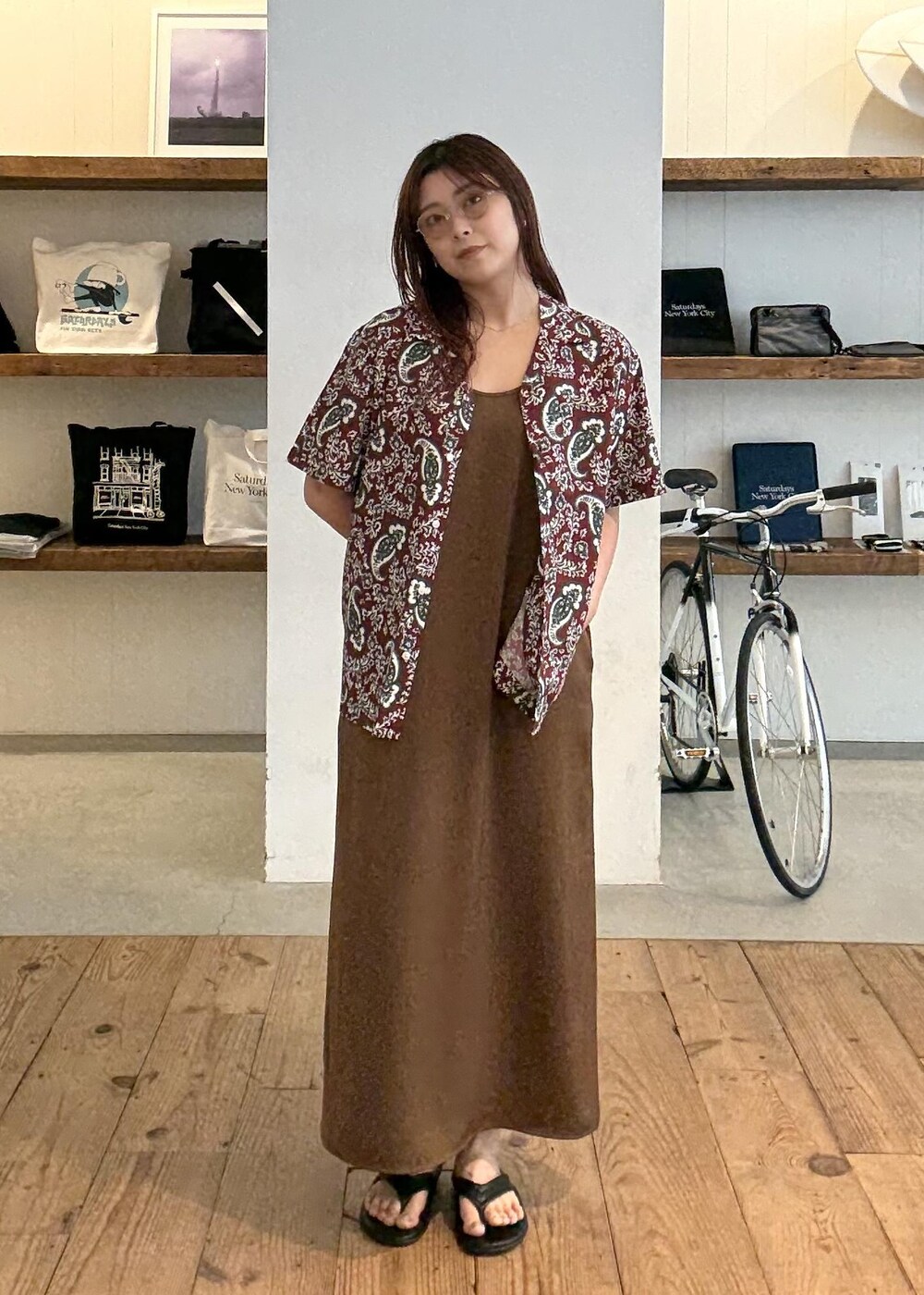 レッド系のシャツ/ブラウスを着用したレディースの夏コーディネートの5枚目の写真