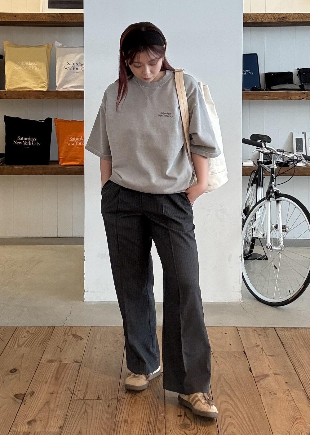 グレー系のスラックスを着用したレディースの春コーディネートの4枚目の写真