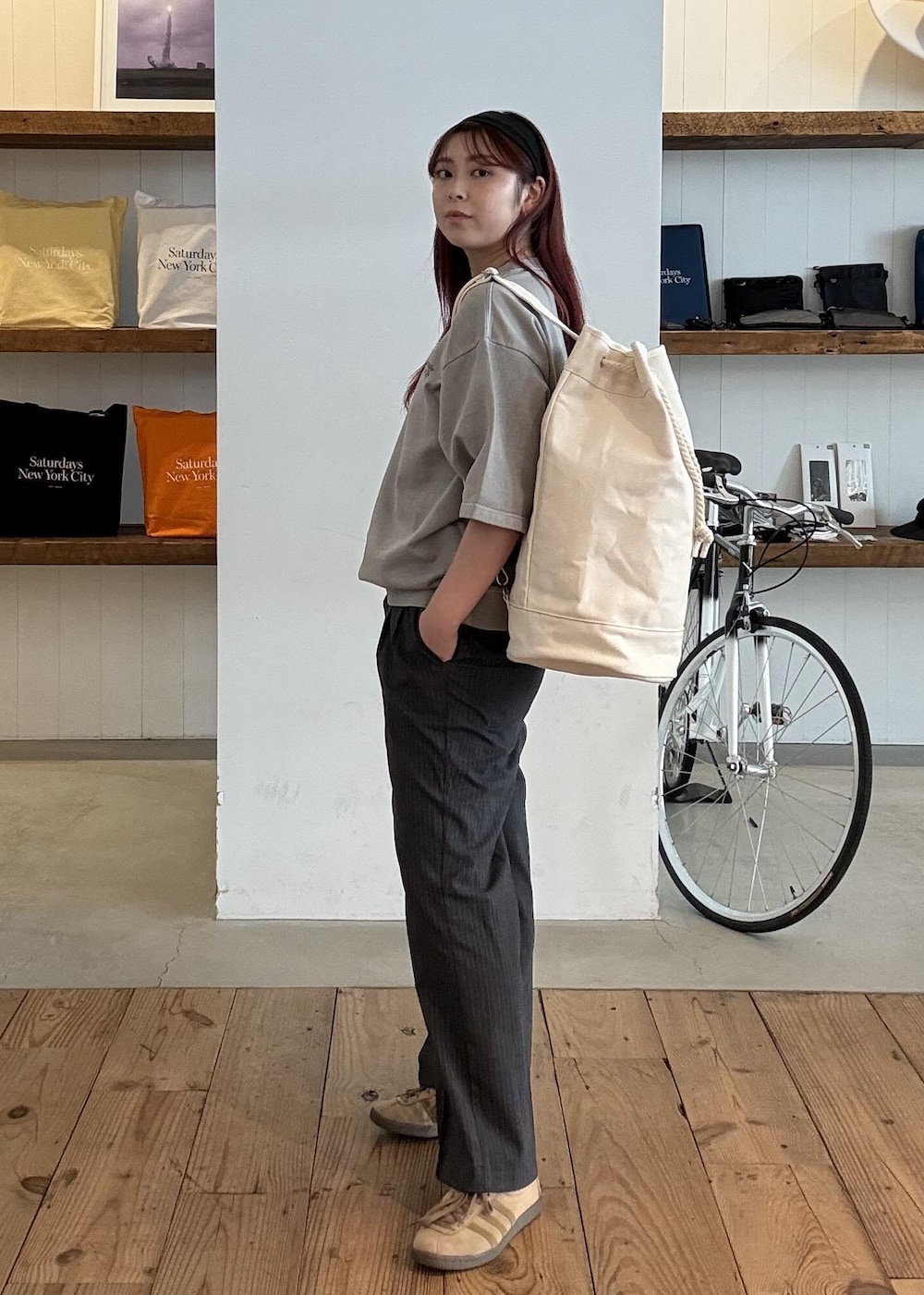 グレー系のスラックスを着用したレディースの春コーディネートの2枚目の写真