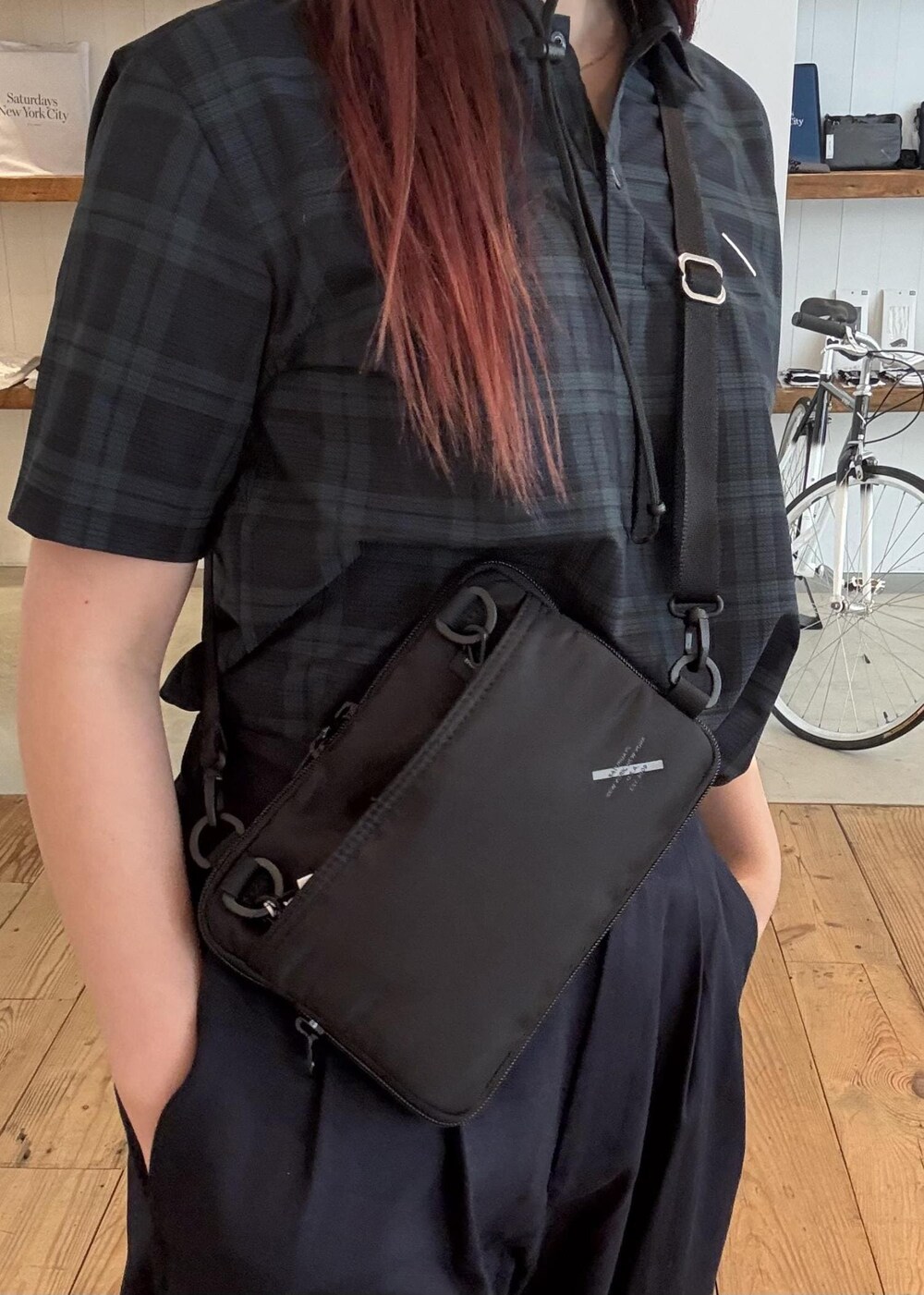 ブルー系のその他パンツを着用したレディースの春コーディネートの7枚目の写真