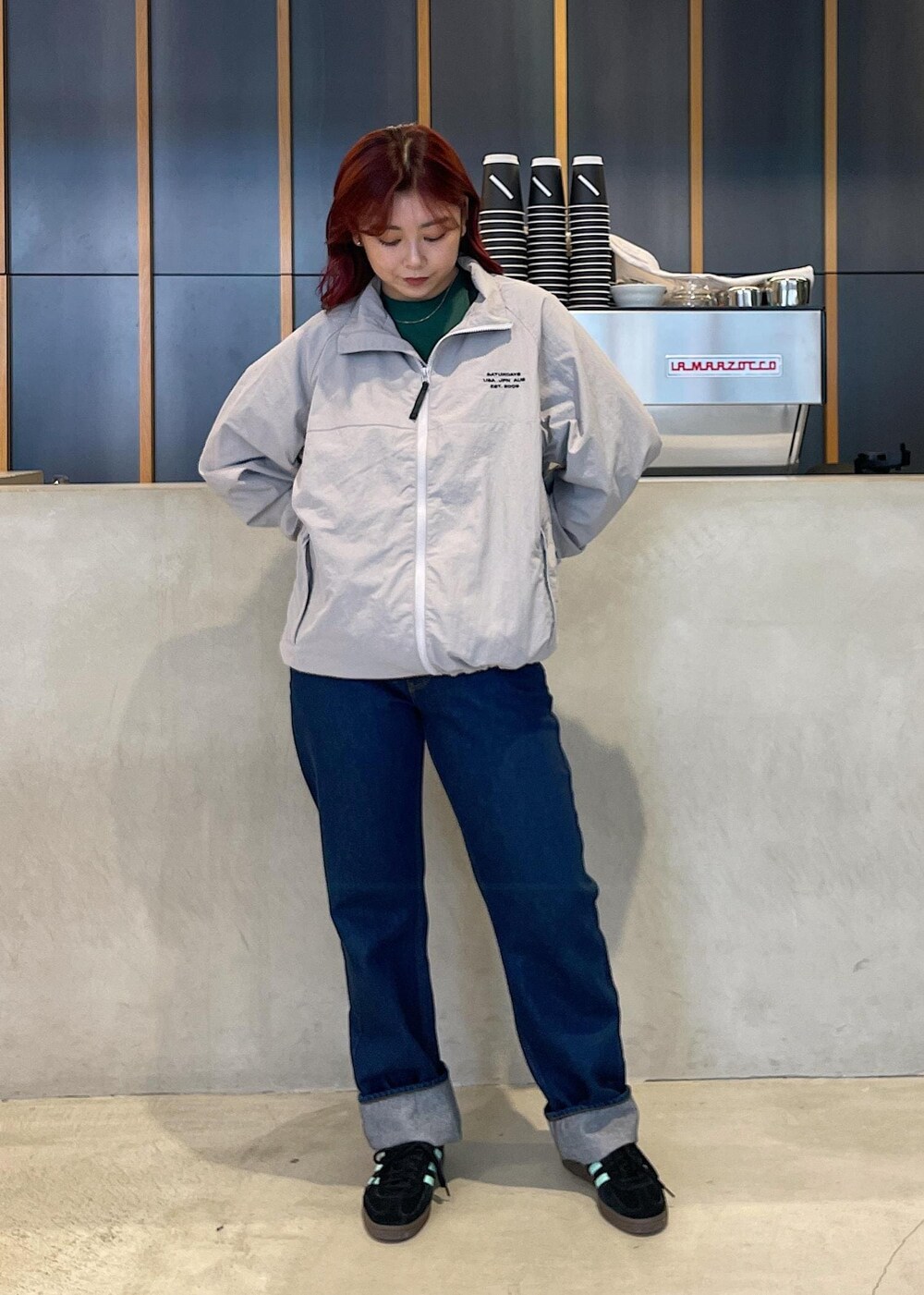 ブルー系のデニムパンツ、グレー系のブルゾンを着用したレディースの秋コーディネートの2枚目の写真