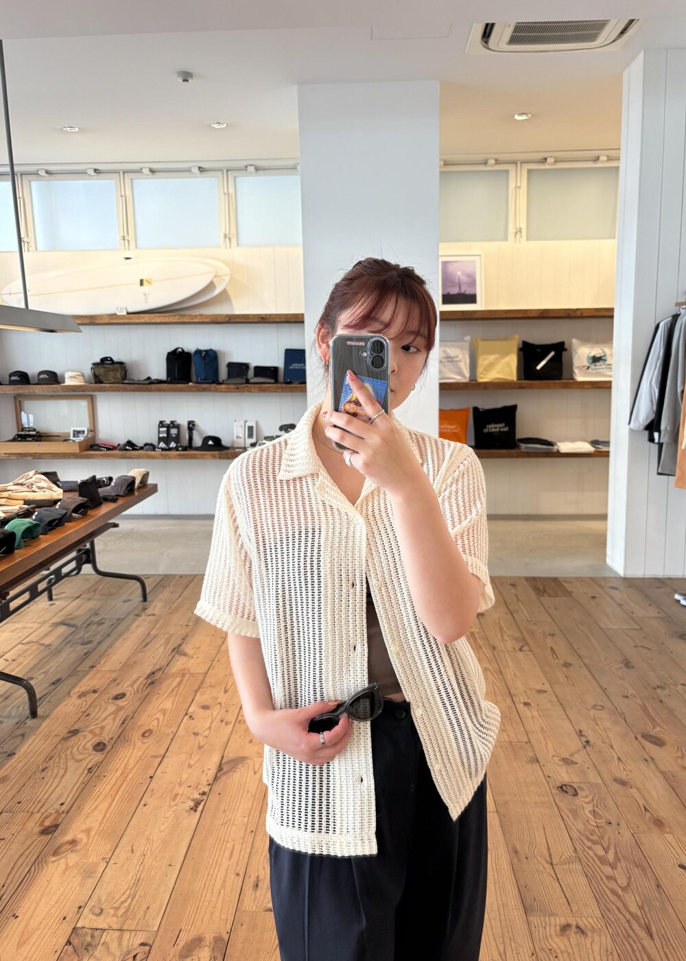 グレー系のサングラスを着用したレディースの春コーディネートの8枚目の写真