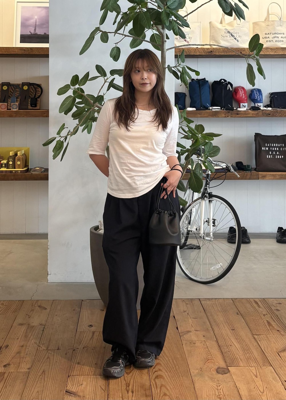 ブラック系のハンドバッグ、グレー系のTシャツ/カットソーを着用したレディースの春コーディネートの2枚目の写真