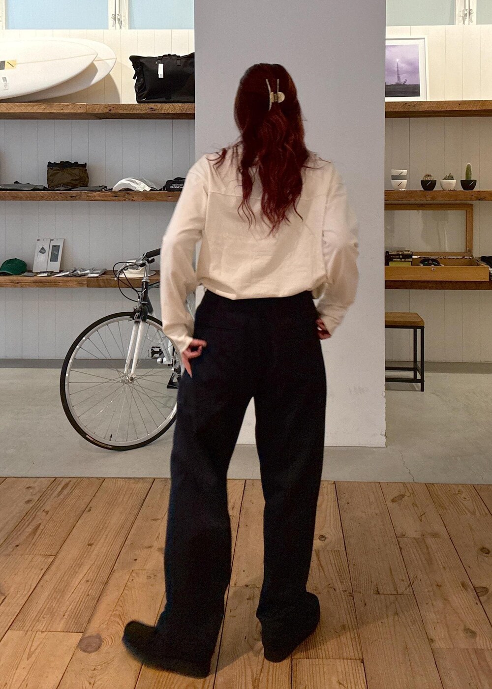 ブルー系のその他パンツ、ホワイト系のTシャツ/カットソーを着用したレディースの春コーディネートの3枚目の写真