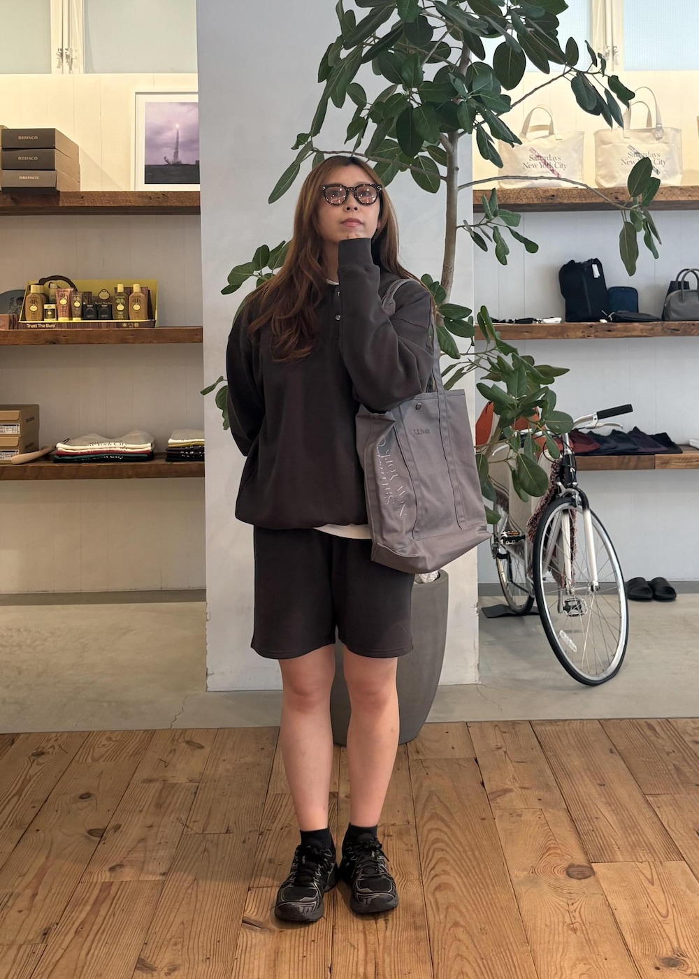 ホワイト系のTシャツ/カットソー、グレー系のトートバッグ、ブラック系のその他パンツを着用したレディースの秋コーディネートの3枚目の写真