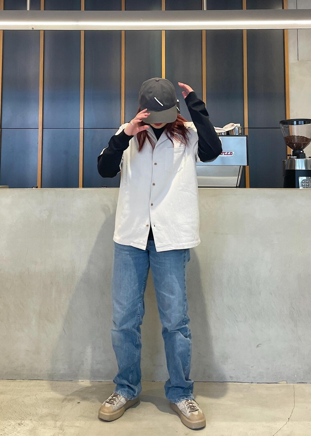 ブラック系のTシャツ/カットソー、ホワイト系のシャツ/ブラウスを着用したレディースの春コーディネートの3枚目の写真