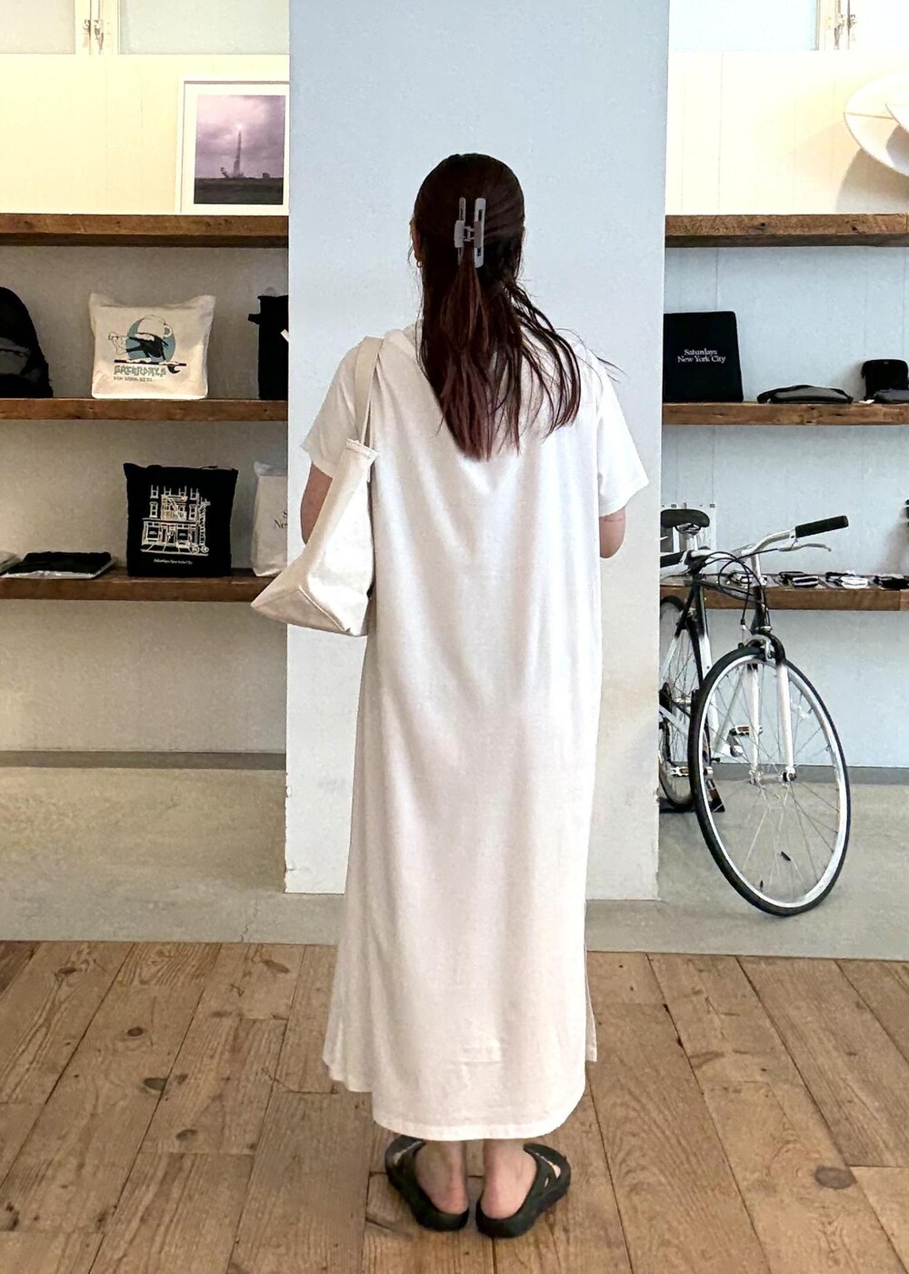 ブラック系のサンダル、ホワイト系のワンピース、レッド系のトートバッグを着用したレディースの夏コーディネートの6枚目の写真