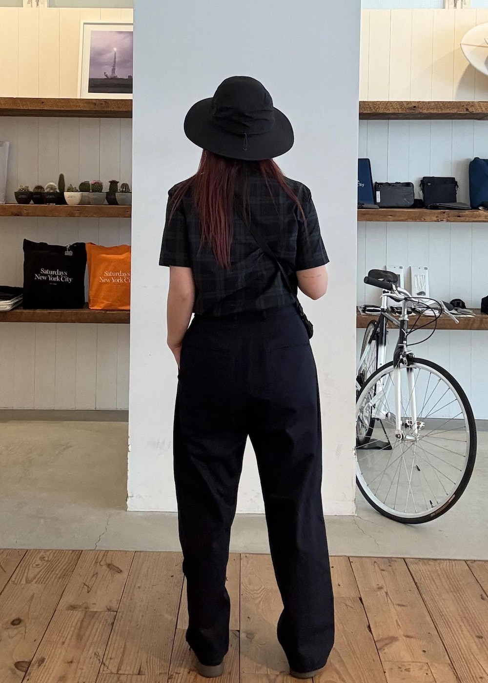 ブルー系のその他パンツを着用したレディースの春コーディネートの4枚目の写真