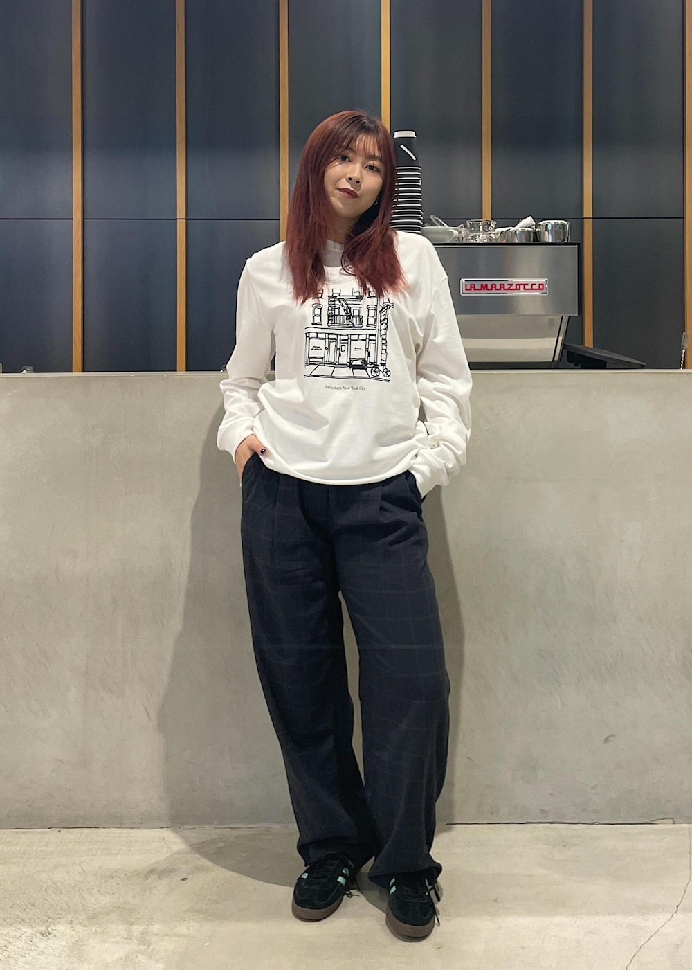 ホワイト系のTシャツ/カットソー、ブラック系のダウンベスト、ブラック系のその他パンツを着用したレディースの秋コーディネートの3枚目の写真