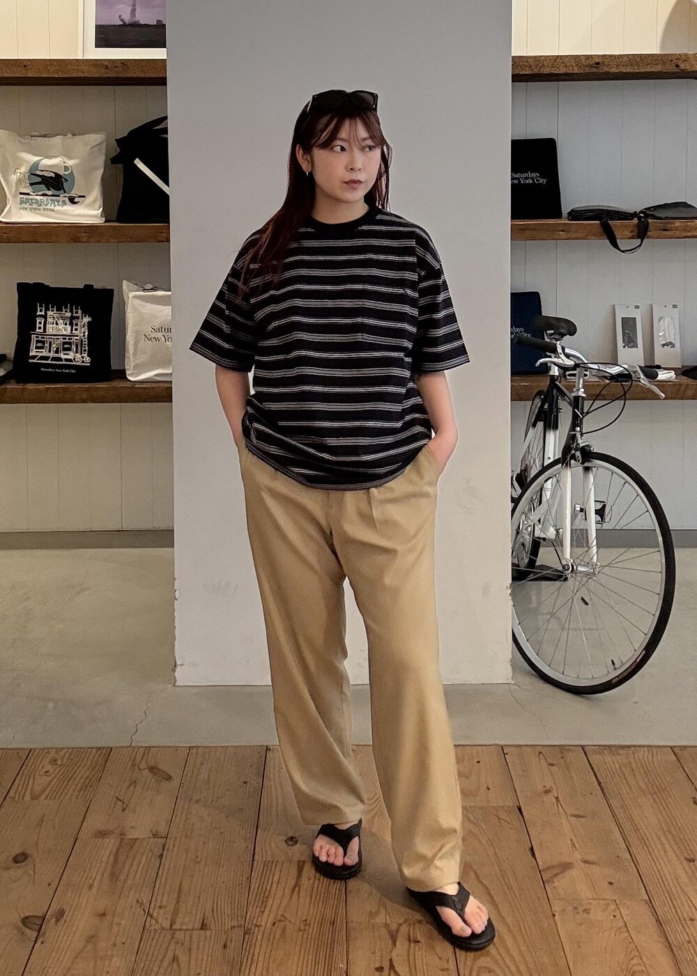 ブラック系のサングラスを着用したレディースの春コーディネートの2枚目の写真