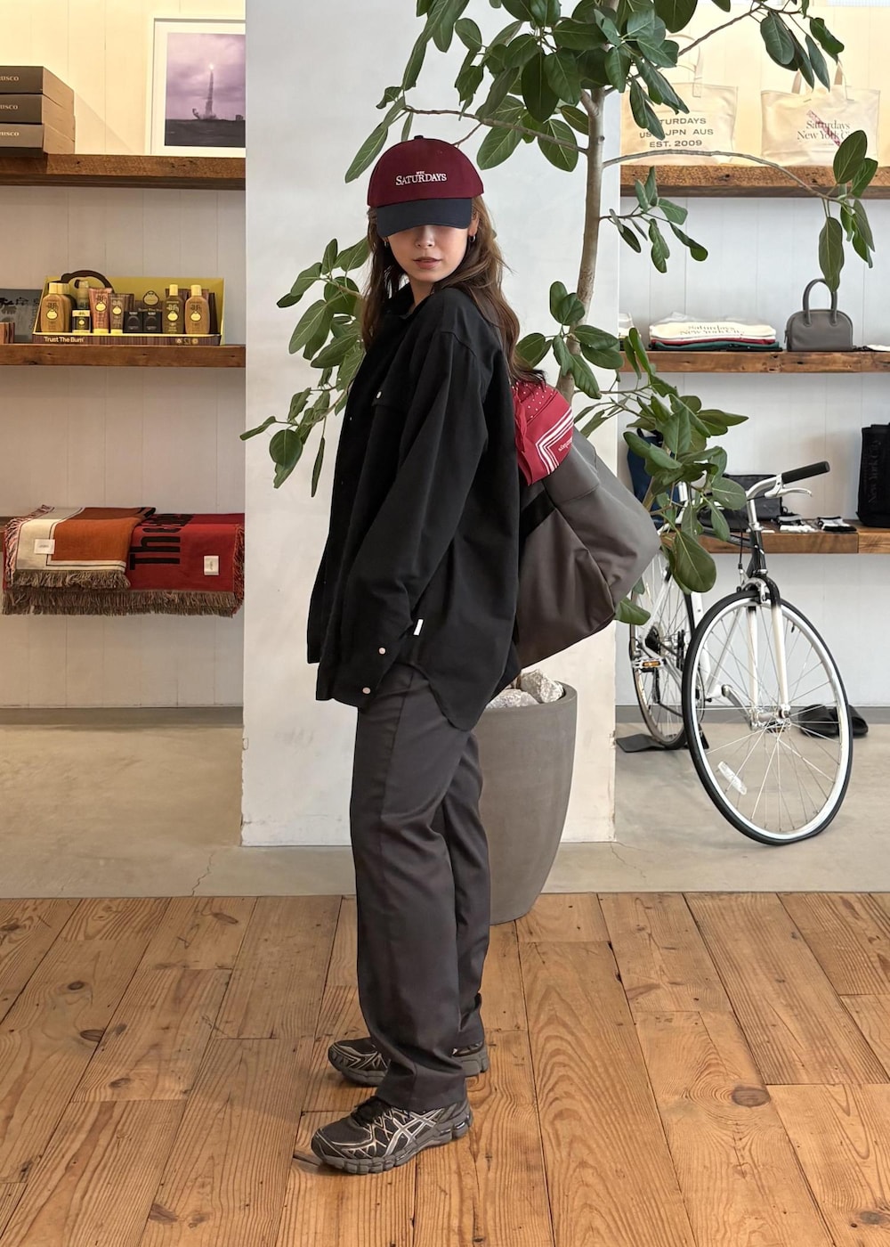 ブラック系のシャツ/ブラウス、グレー系のその他パンツ、グレー系のボストンバッグを着用したレディースの秋コーディネートの6枚目の写真