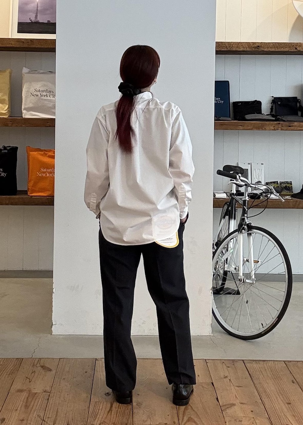 ホワイト系のシャツ/ブラウス、ブラック系のスラックスを着用したレディースの春コーディネートの5枚目の写真