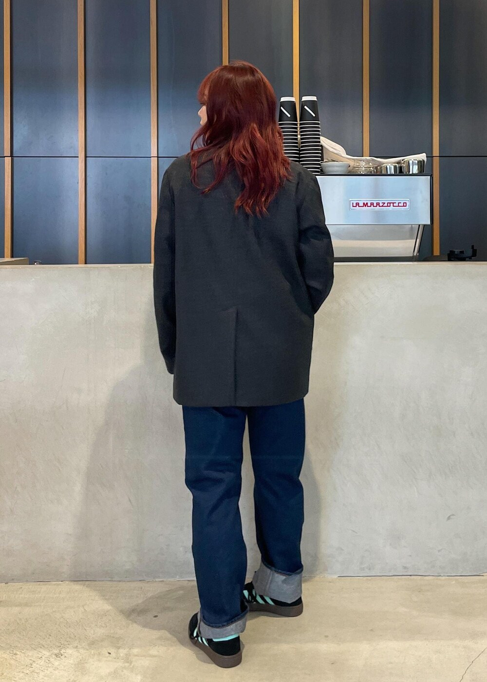 ブルー系のデニムパンツ、ホワイト系のTシャツ/カットソーを着用したレディースの秋コーディネートの4枚目の写真