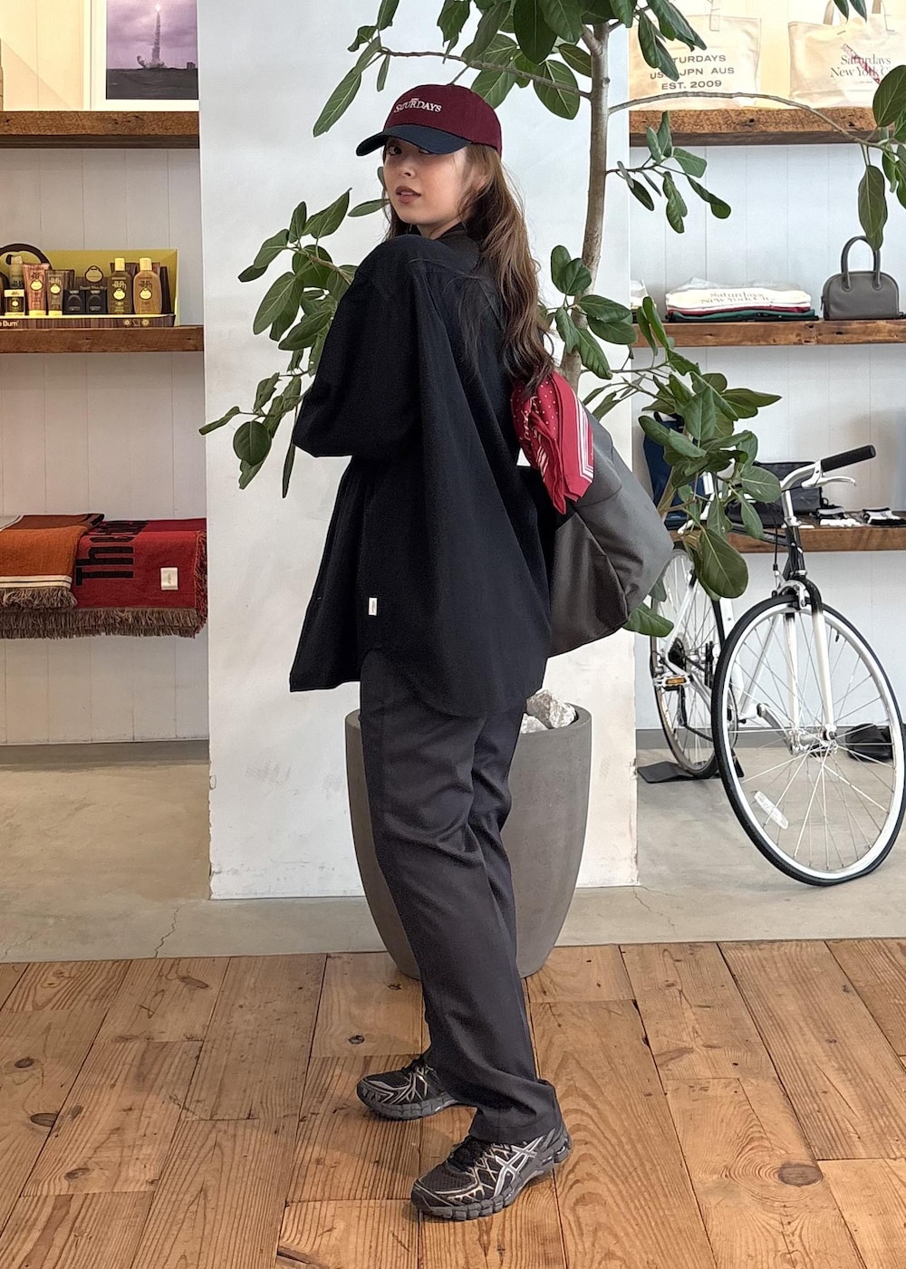ブラック系のシャツ/ブラウス、グレー系のその他パンツ、グレー系のボストンバッグを着用したレディースの秋コーディネートの4枚目の写真