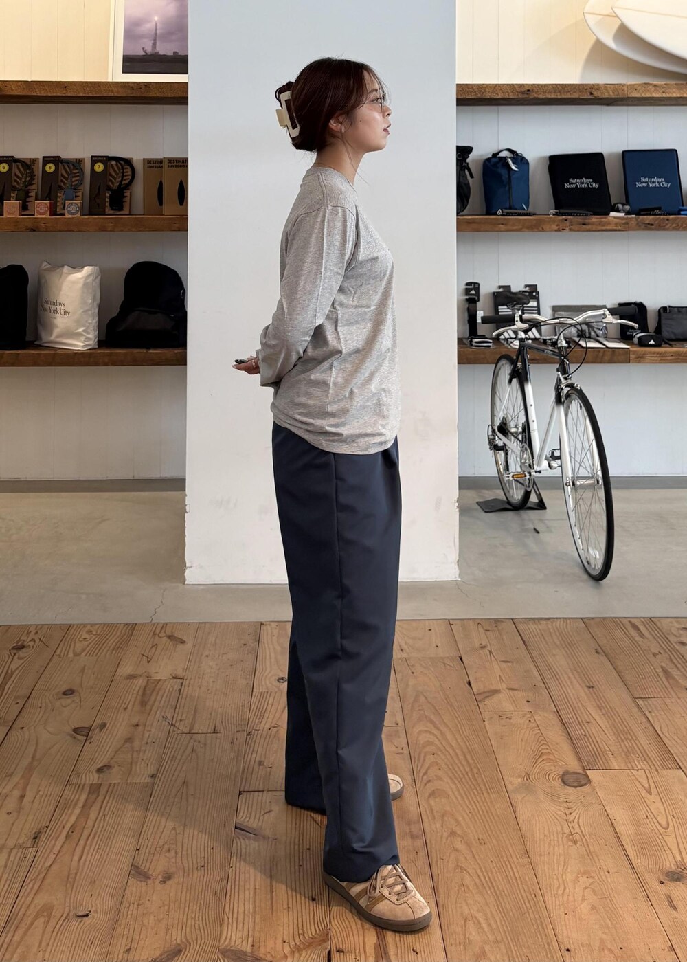 ブルー系のその他パンツ、グレー系のTシャツ/カットソー、シルバー系のサングラスを着用したレディースの夏コーディネートの4枚目の写真