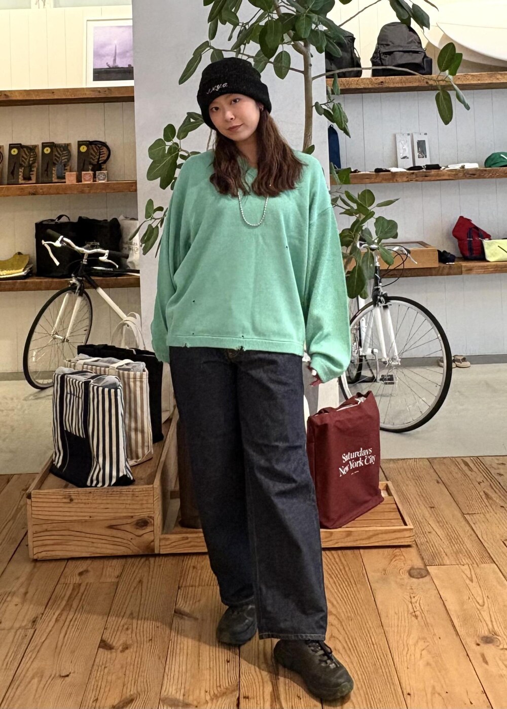 ブルー系のデニムパンツ、ブルー系のニット/セーター、シルバー系のネックレスを着用したレディースの冬コーディネートの5枚目の写真