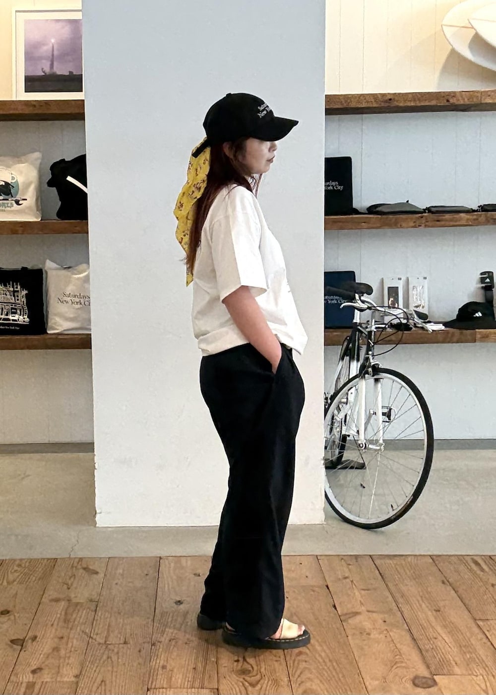 ホワイト系のTシャツ/カットソー、イエロー系のバンダナ/スカーフを着用したレディースの春コーディネートの5枚目の写真