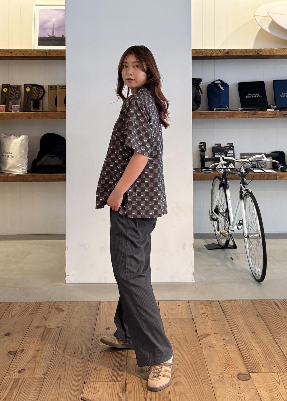 レッド系のTシャツ/カットソー、ブラック系のシャツ/ブラウス、ブラック系のサングラスを着用したレディースの夏コーディネートの4枚目の写真