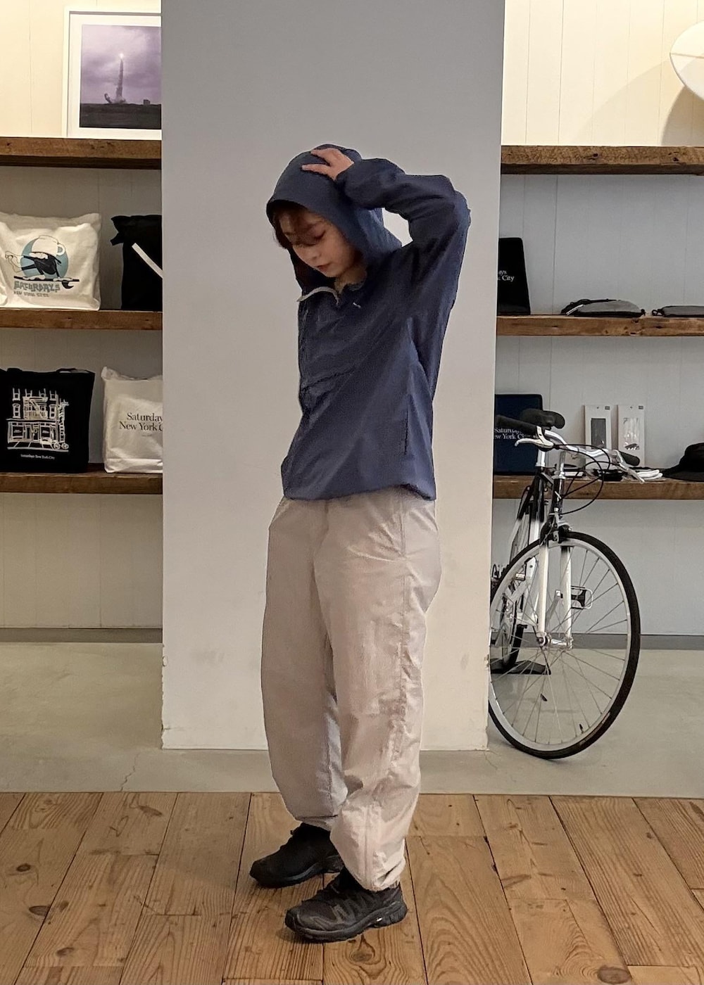 グレー系のその他パンツ、ブラック系のその他シューズを着用したレディースの春コーディネートの6枚目の写真