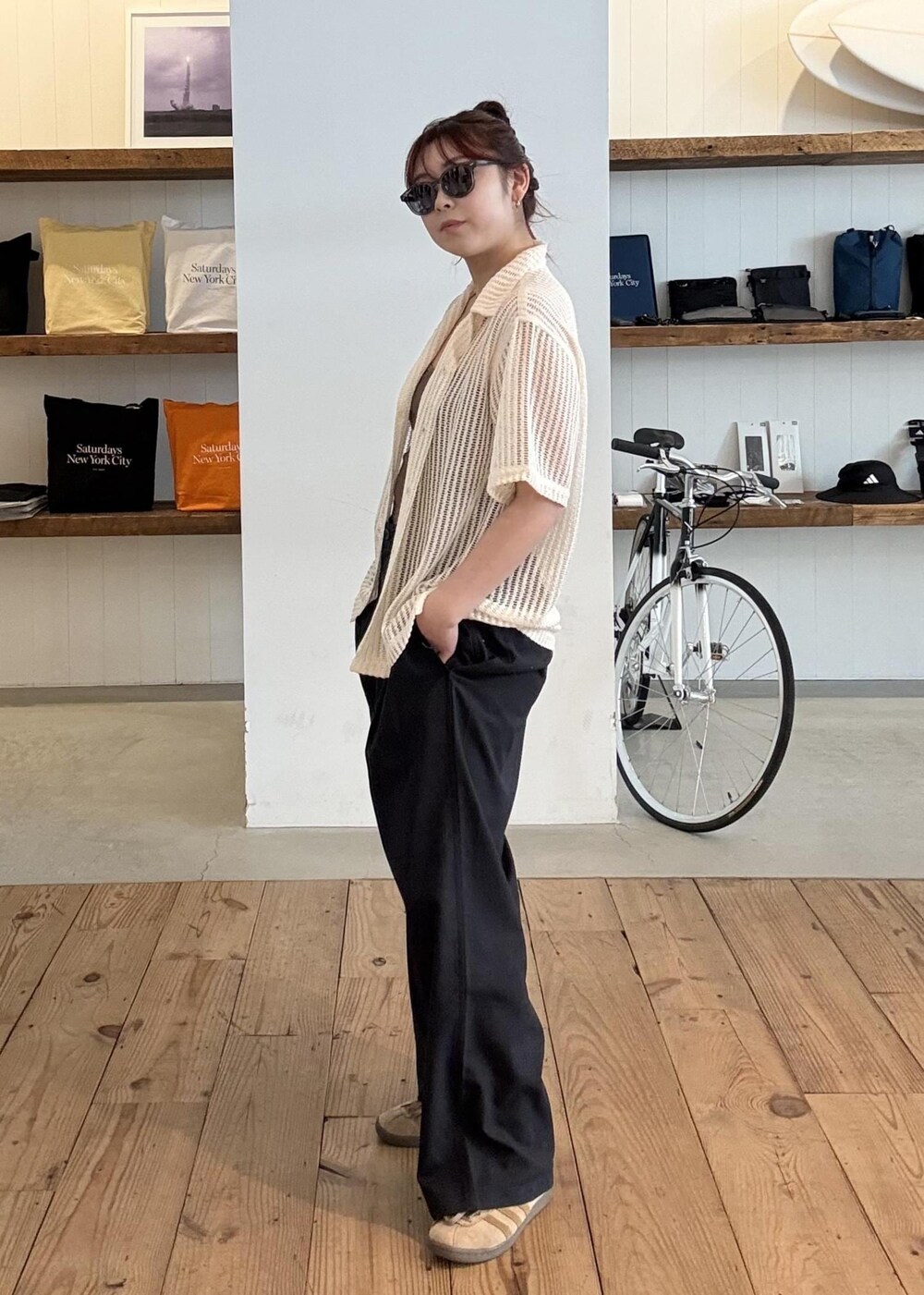 グレー系のサングラスを着用したレディースの春コーディネートの6枚目の写真