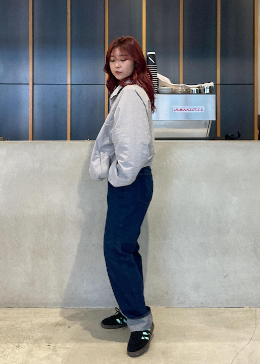 ブルー系のデニムパンツ、グレー系のブルゾンを着用したレディースの秋コーディネートの4枚目の写真